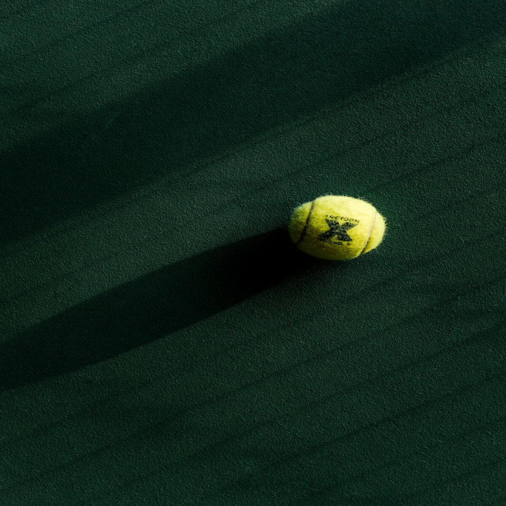 Immagine di una pallina in un campo da padel