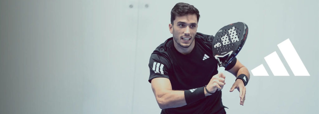 Giocatore di padel in posa con racchetta adidas in mano